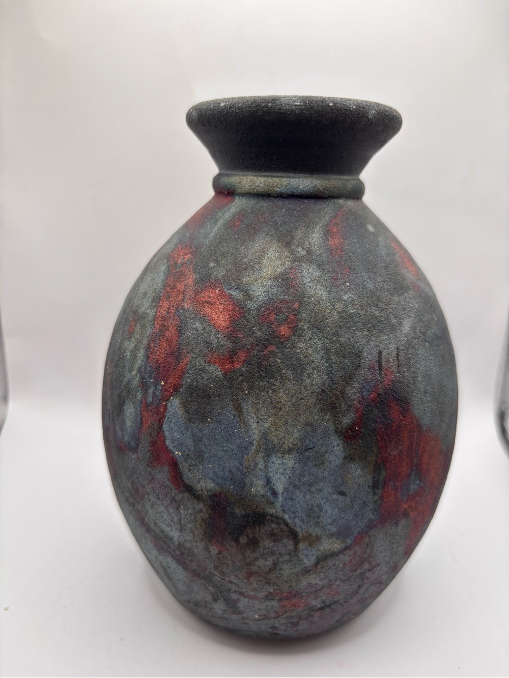 Raku Vase Rough Textured Surface and Dark Mottled Colors Signed by Graydon, 2000 - Picture 2 of 8